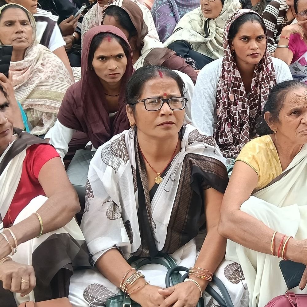 सम्भल में आशा संगिनियों ने सरकार के खिलाफ लगाए नारे:'एक कचौड़ी, दो समोसा, मोदी तेरा किया भरोसा' के नारे से गूंजा सीएचसी, 6 मांगों को लेकर धरना