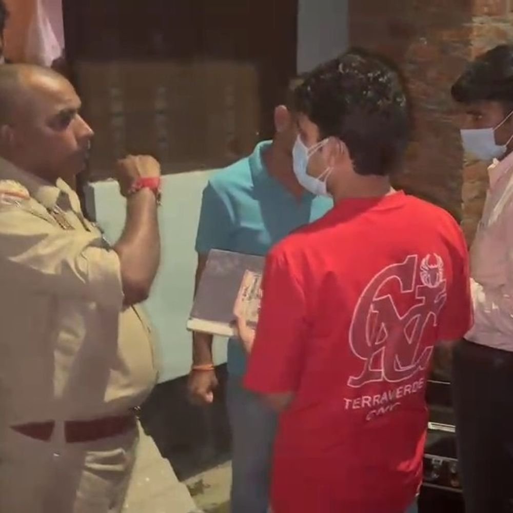कमरे में लकड़ी कारोबारी का शव मिला:सीतापुर में परिजनों ने जताई हत्या की आशंका, रजाई ओढ़कर बिस्तर पर पड़ा था