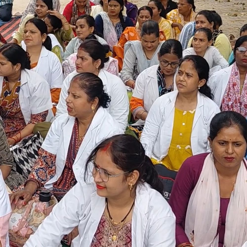 NHM संविदा कर्मचारियों की हड़ताल:CMO कार्यालय पर धरना, बोले- मांगें पूरी होने तक नहीं उठेंगे