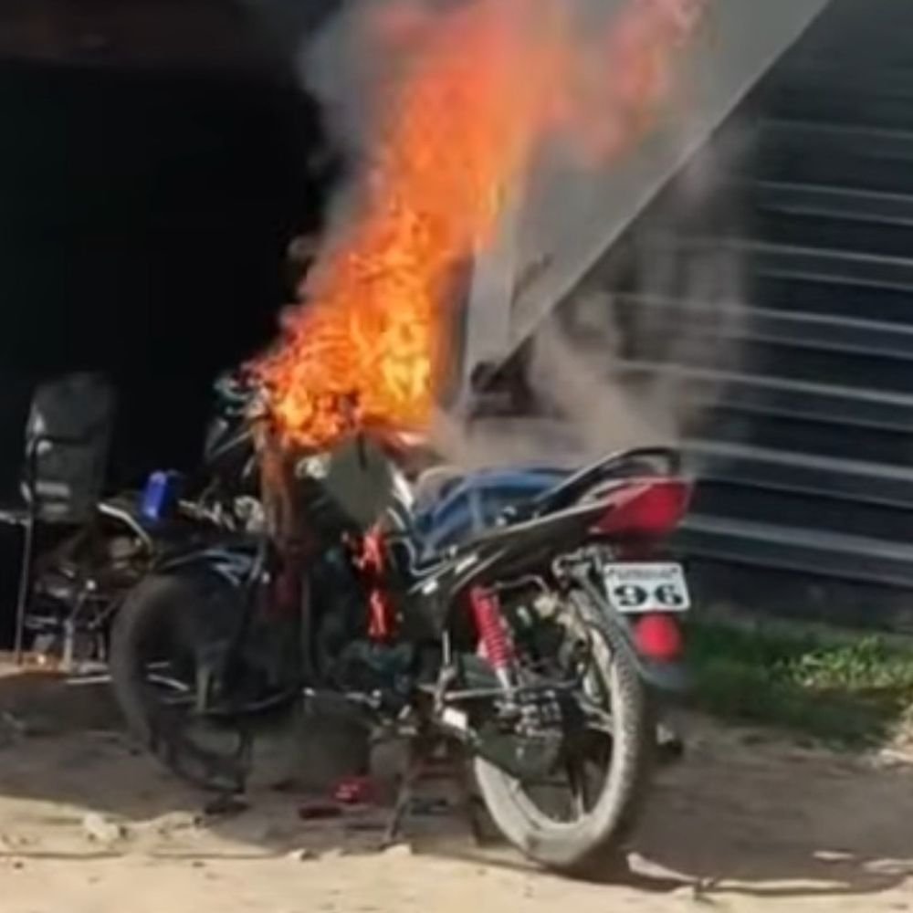 घाटमपुर में बाइक रिपेयरिंग के दौरान लगी आग, VIDEO:रिपेयरिंग के दौरान शॉर्ट सर्किट से लगी आग, मिस्त्री ने मिट्टी डालकर बुझाई