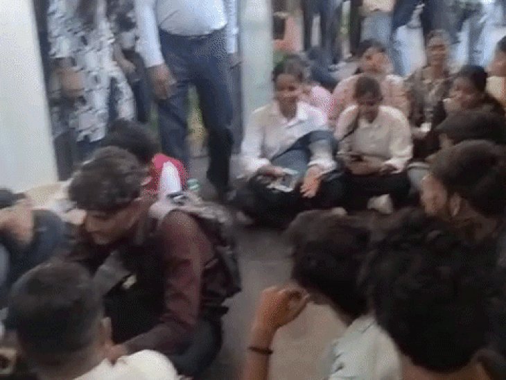 आगरा विश्वविद्यालय परीक्षा नियंत्रक कार्यालय पर लगे लापता के पोस्टर:रिजल्ट में गड़बड़ी को लेकर छात्रों ने किया हंगामा, छात्र धरने पर बैठे