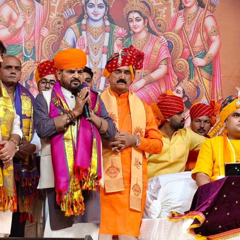 बृजभूषण बोले- गांव हमारी जड़, इससे जुड़े रहें:जौनपुर में रामकथा में पहुंचे, राजनीतिक मुद्दों पर टिप्पणी करने से किया इनकार