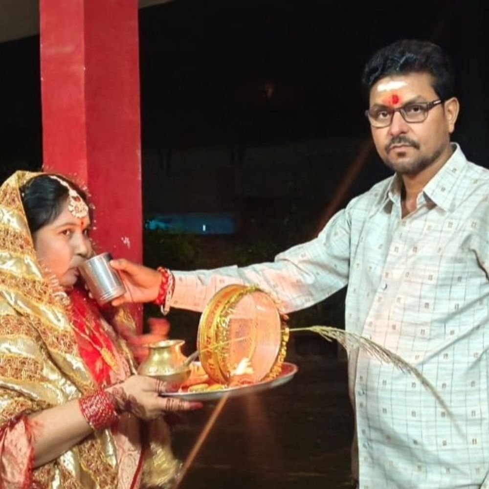 सोनभद्र में महिलाओं ने करवा चौथ का व्रत रखा:चांद को अर्घ्य देकर खोला व्रत; बारिश के कारण कुछ महिलाओं ने मुहूर्त के आधार पर अर्घ्य दिया