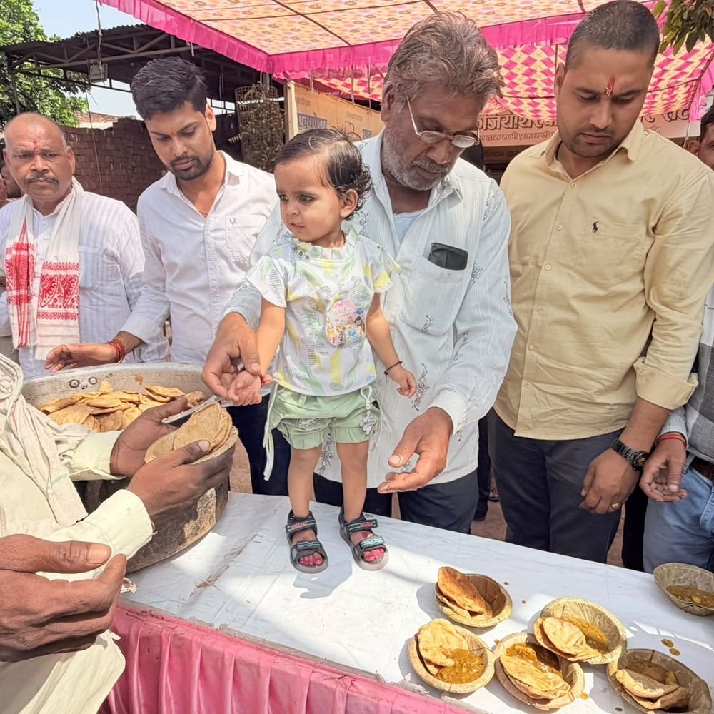 जगनेर में कराया विशाल भंडारा:ग्वाल बाबा मंदिर में बांटी पूड़ी-सब्जी, सैकड़ों भक्तों ने पाई प्रसादी