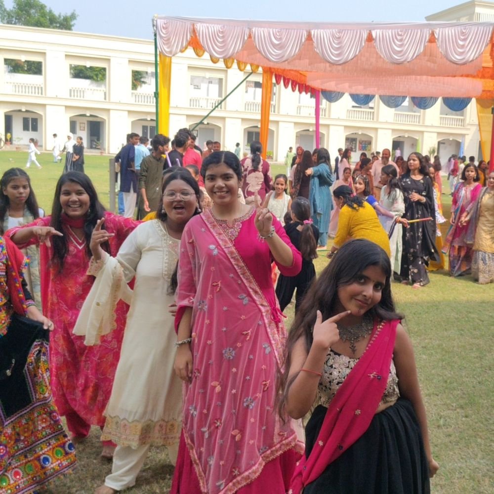 लखनऊ में डांडिया अनप्लग्ड आयोजित:विद्यार्थियों ने रंग-बिरंगे परिधानों में किया नृत्य, संगीत की धुन पर दिखा उत्साह