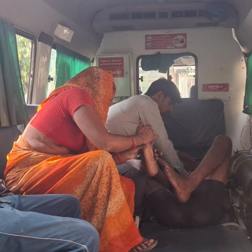 छत पर सरिया बांधते समय हाईटेंशन लाइन से टकराया:बरेली में दो मजदूर झुलसे, जिला अस्पताल में चल रहा इलाज