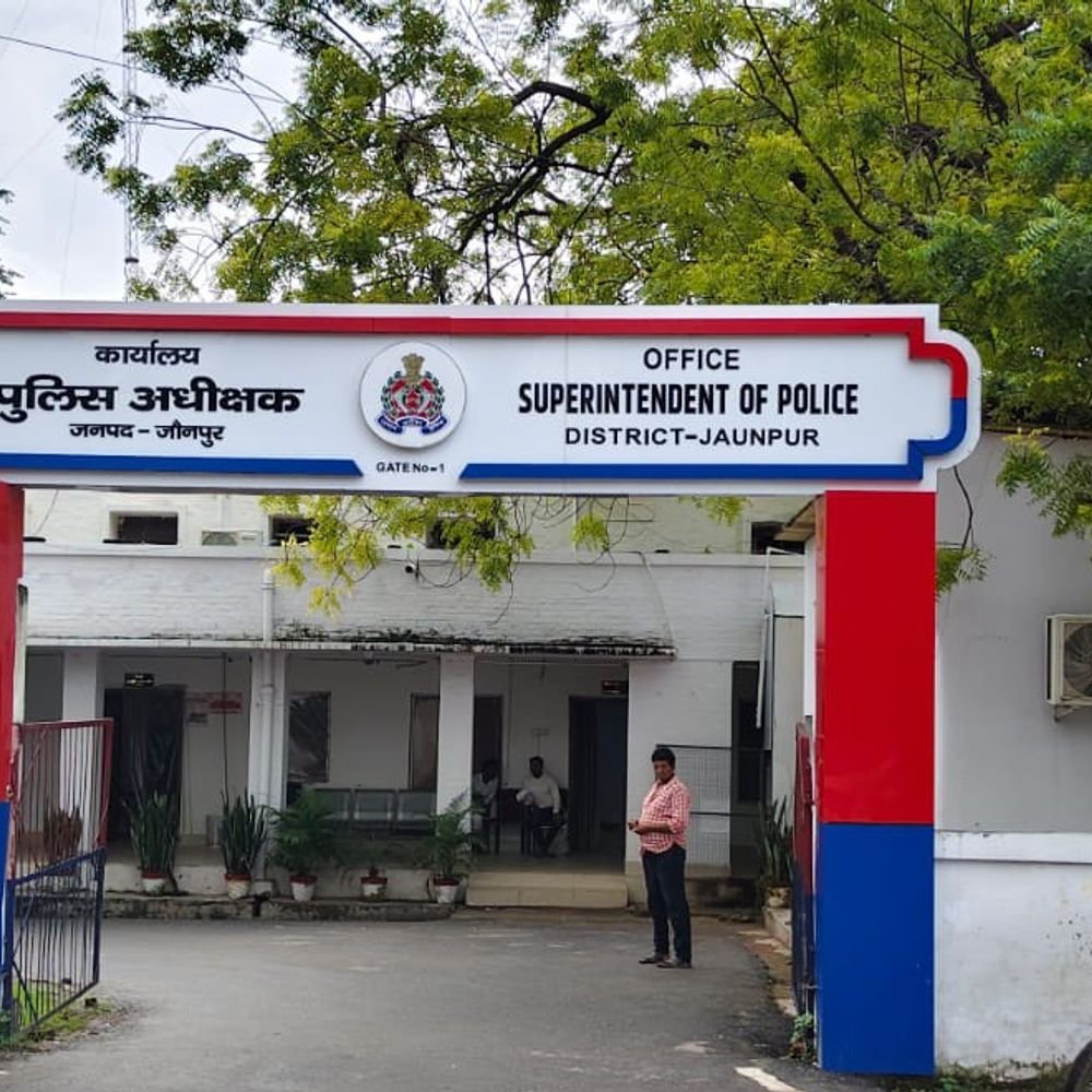 गड़ा सोना दिलाने के नाम पर 2.80 लाख ठगे:जौनपुर में रोडवेज से कार में बैठाकर ले गए जालसाज