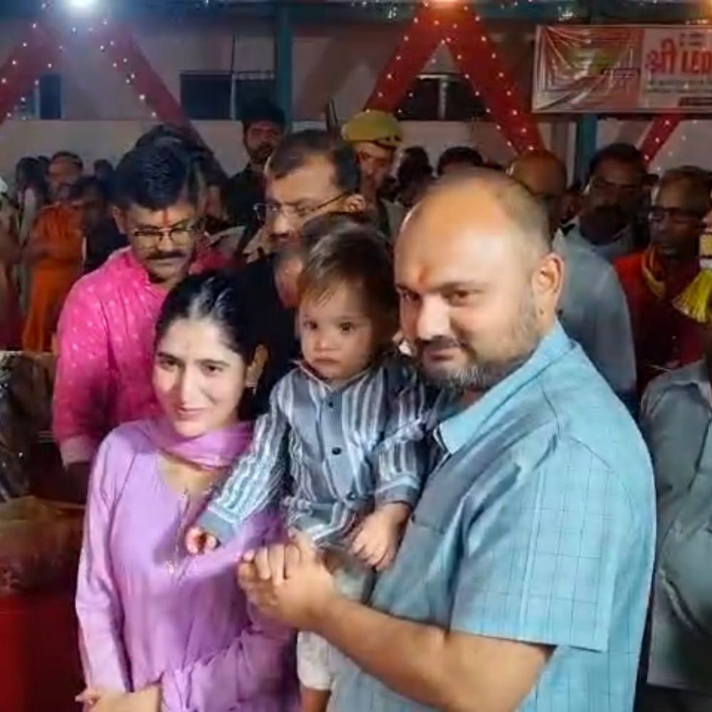 प्रतापगढ़ डीएम की पत्नी ने स्टेज पर किया गरबा डांस:नगाड़े संग ढोल बाजे गाने पर श्रुति शिवा ने मंच पर दी शानदार प्रस्तुति, देखने उमड़ी भीड़