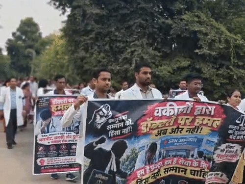 मेडिकल कॉलेज में डॉक्टरों ने निकाला विरोध मार्च:डॉक्टर बोले- लोगो देख गाड़ी से उतारकर पीटा, 8 जूनियर घायल; संवाद की अपील