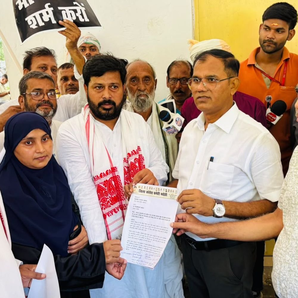 कांग्रेस नेताओं की गिरफ्तारी पर भदोही में प्रदर्शन:अनिल यादव, मुकेश धनगर समेत गिरफ्तार कार्यकर्ताओं की रिहाई के लिए राज्यपाल को ज्ञापन सौंपा