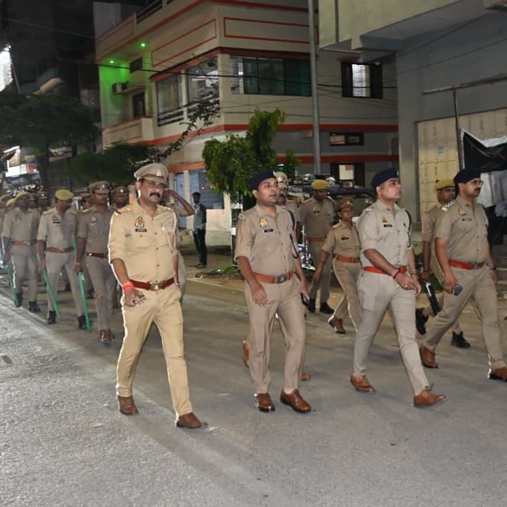 बलिया में एसपी ने शहर में पैदल गश्त किया:त्योहारों से पहले मिश्रित आबादी वाले क्षेत्रों, बाजारों और रामलीला मैदान का जायजा लिया
