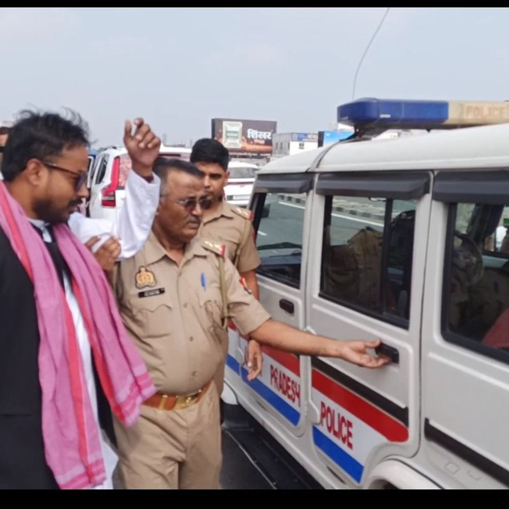 सपा नेता चुनाव आयुक्त का पुतले को फांसी देने पहुंचे:पुलिस ने रामादेवी फ्लाईओवर से पुतला छीना, नेता हिरासत में