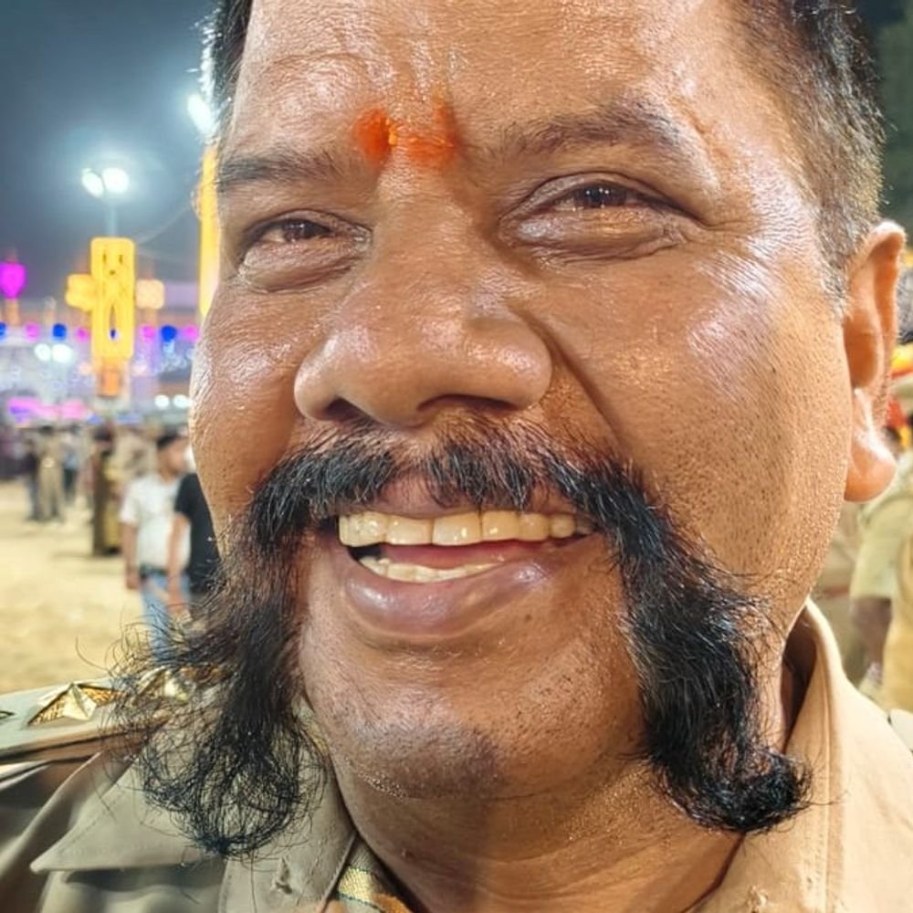 कोतवाल सुधीर सिंह की मूंछें रावण दहन के बाद वायरल:लोग ले रहे सेल्फी, रामलीला के कलाकारों ने भी खींची तस्वीरें