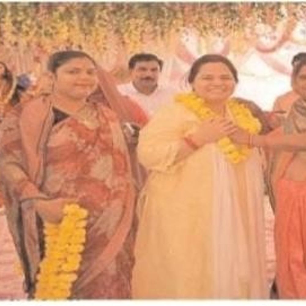 सेवा समिति की राष्ट्रीय सचिव ने किया लोगों से संवाद:दीक्षा यादव ने मां दुर्गा के दर्शन किए, खुशहाली की कामना की