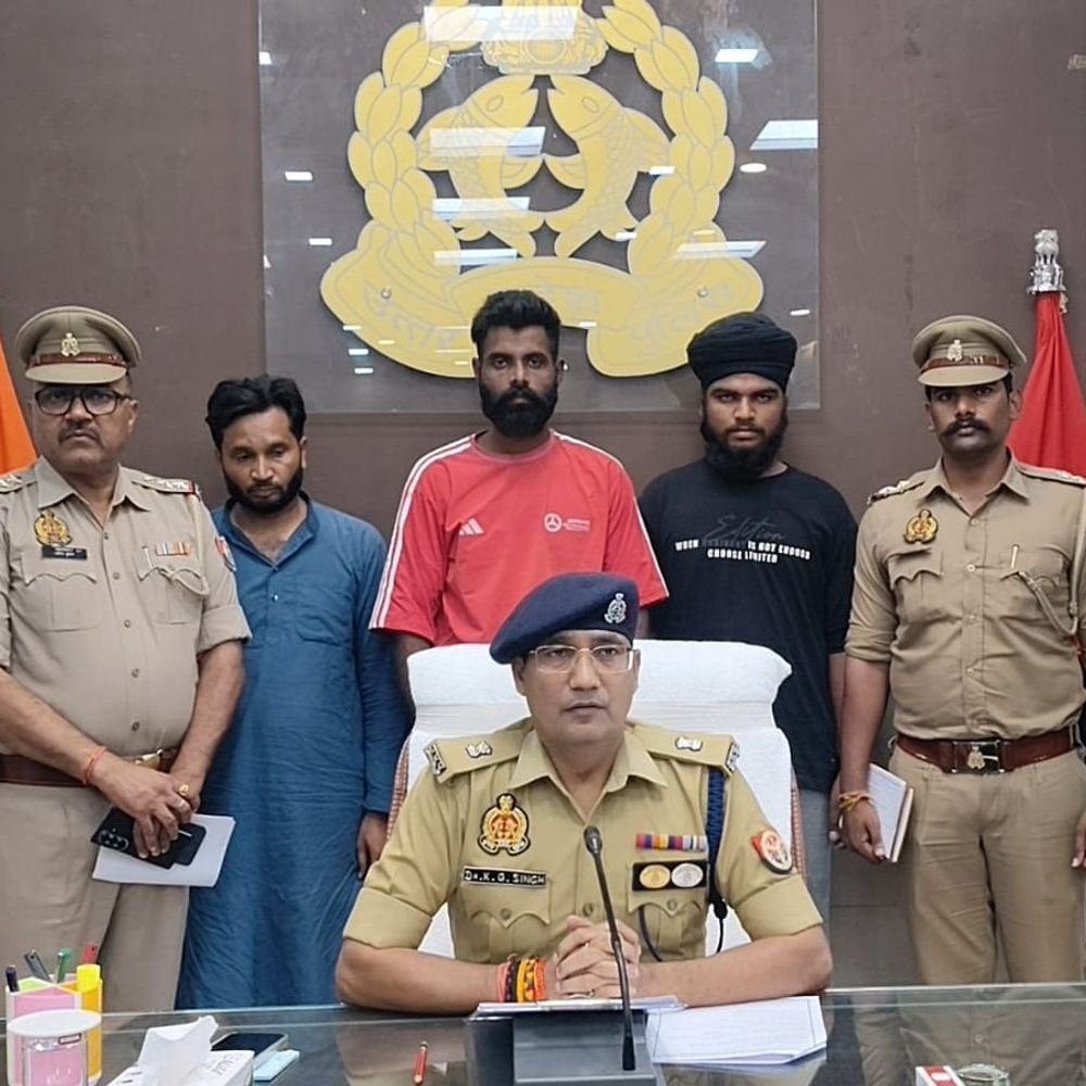 खैर की लकड़ी चोरी करने वाले तीन आरोपी गिरफ्तार:वन दरोगा को कार से मारी थी टक्कर, पुलिस ने चोरी की लकड़ी और कार बरामद की
