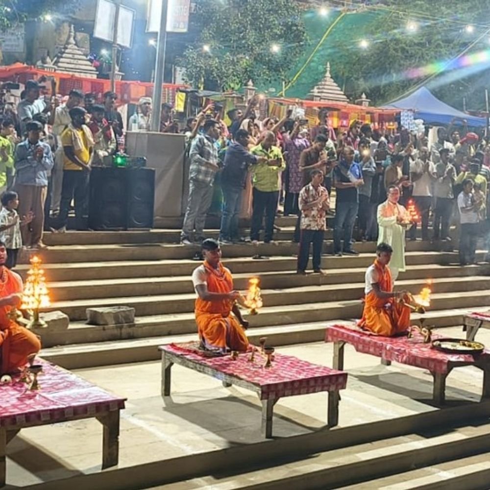 विंध्याचल के अखाड़ा घाट पर हुई भव्य गंगा आरती:साबुन-शैंपू और कचरा नदी में न डालने की हुई अपील