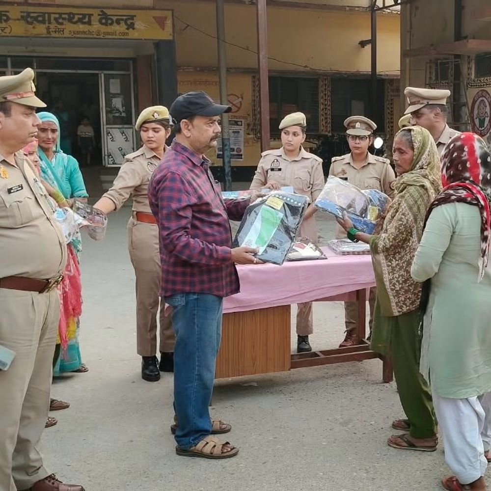 स्याना सीएचसी में साड़ी वितरण कार्यक्रम:कोतवाली पुलिस संग स्वास्थ्य कर्मी जुटे, जरूरतमंद महिलाओं को मिला उपहार