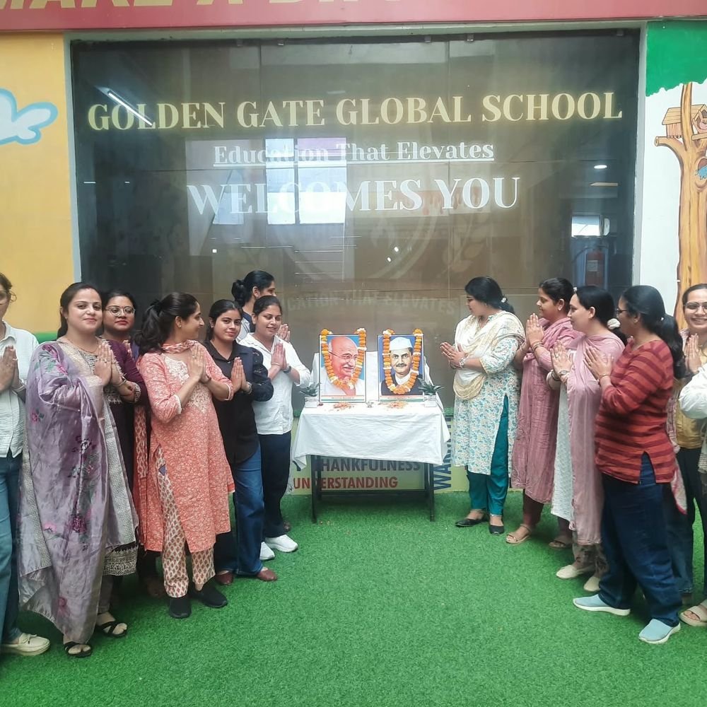 गोल्डन गेट स्कूल में गांधी-शास्त्री जयंती पर स्वच्छता अभियान चला:बच्चों ने भजन गाए, रैली निकाली और सत्य-अहिंसा का संदेश दिया