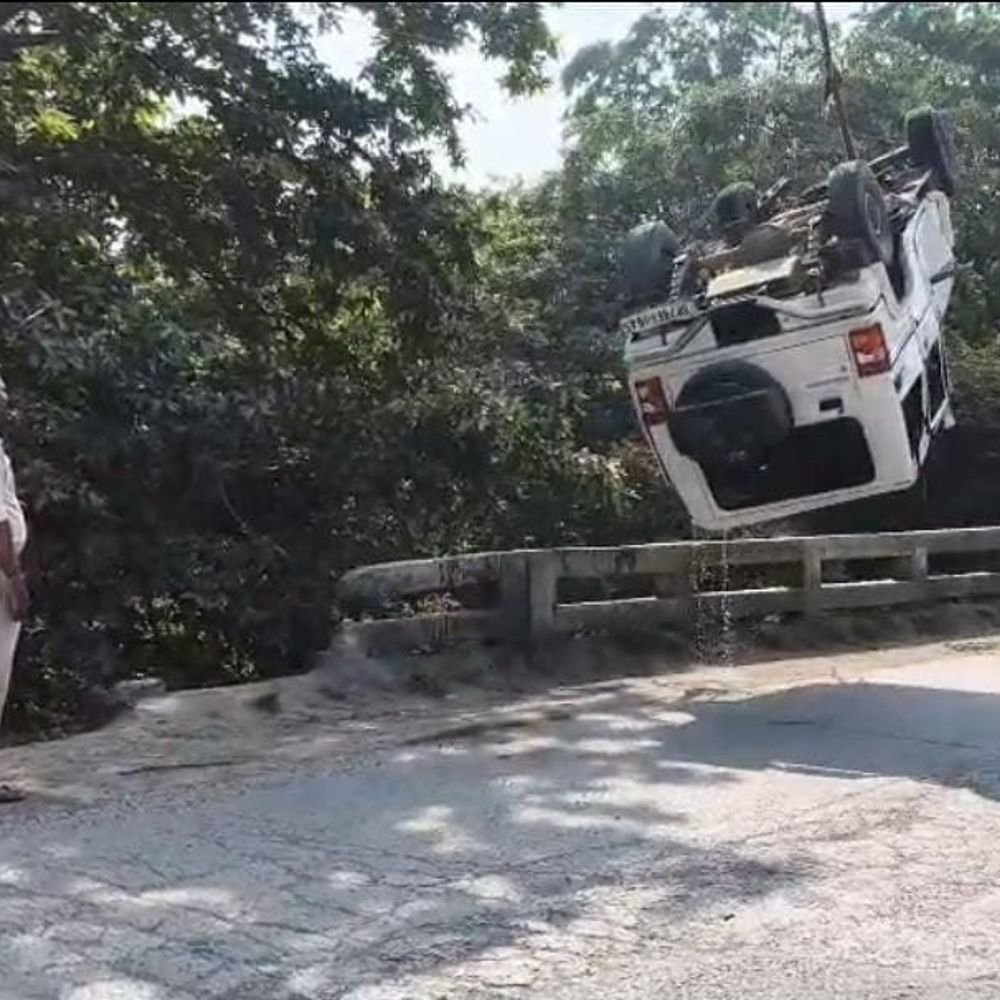 चित्रकूट में तीर्थयात्रियों की बोलेरो झूरी नदी में गिरी:2 की जान गई, 4 घायल; कानपुर से मैहर जा रहे थे सभी 6 लोग