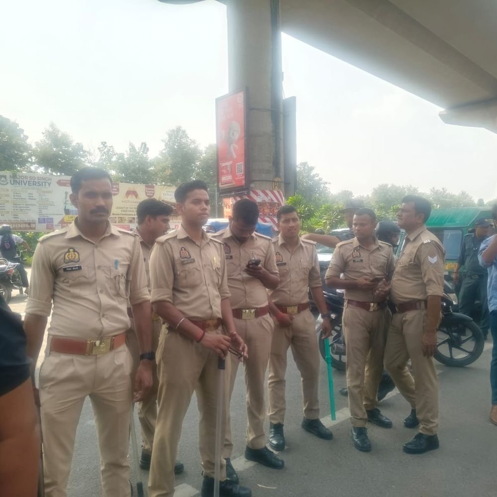 कानपुर में विभागाध्यक्ष और शिक्षक पर जातिगत टिप्पणी का आरोप:भीम आर्मी स्टूडेंट फेडरेशन ने प्रदर्शन किया, एसीपी को ज्ञापन सौंपा