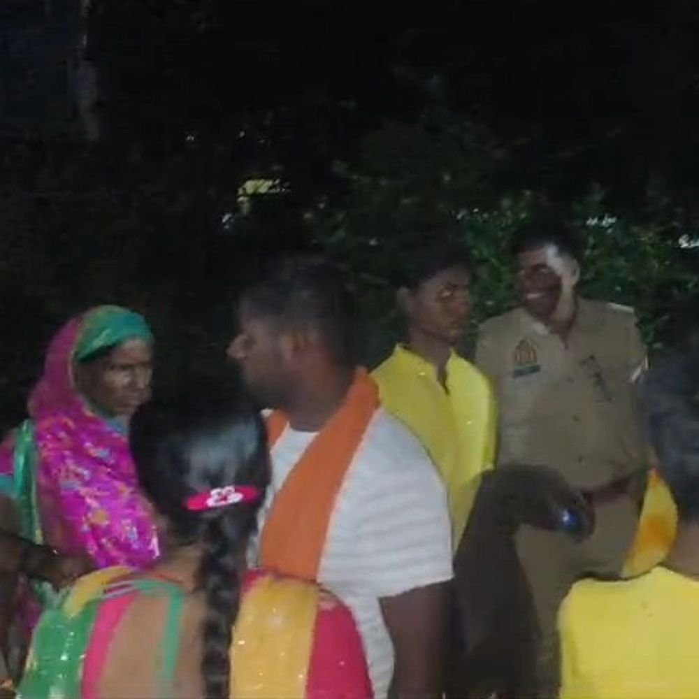 सीतापुर में अज्ञात वाहन की टक्कर से युवक की मौत:मामा के घर गोद भराई से लौट रहे मां-बेटे, मां गंभीर घायल