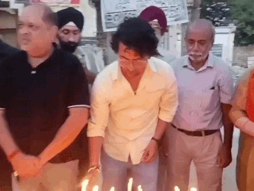 ध्वस्त कॉम्प्लेक्स की जमीन पर व्यापारियों ने दी श्रद्धांजलि:प्रतिष्ठानों को याद कर छलके आंसू बोले- 30 साल की मेहनत उजड़ी, आजीविका का संकट