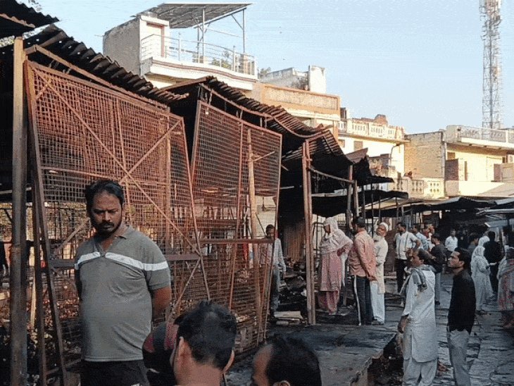 झांसी की सब्जी मंडी में युवक ने लगाई आग:40 दुकानें जलीं, दुकानदार बोले- हमें हटाकर यहां बिल्डिंग खड़ी करना चाहते हैं माफिया