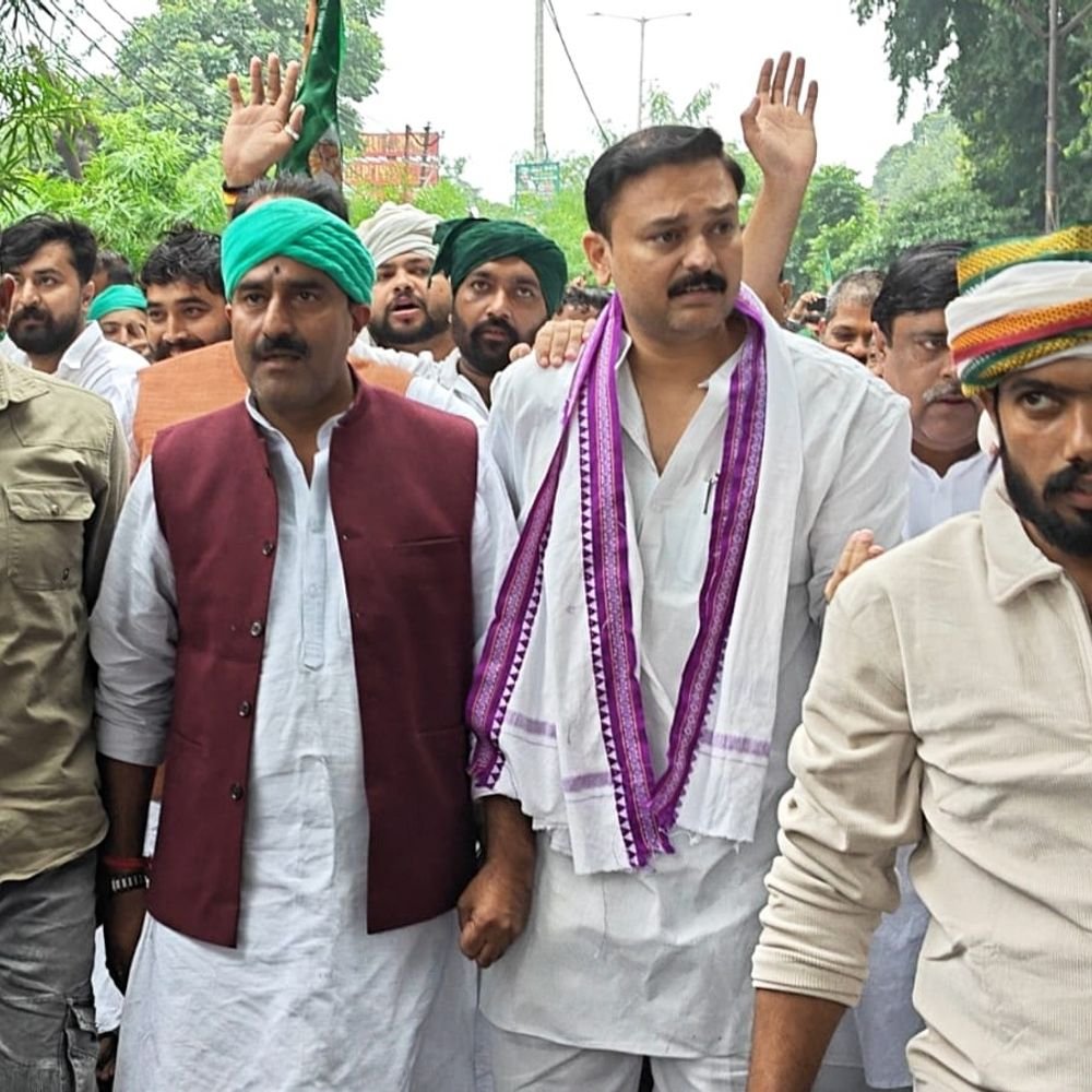 मुजफ्फरनगर में बारिश भी नहीं रोक पाई किसानों के पांव:बारिश के बीच जीआईसी मैदान में किसान मजदूर अधिकार महापंचायत