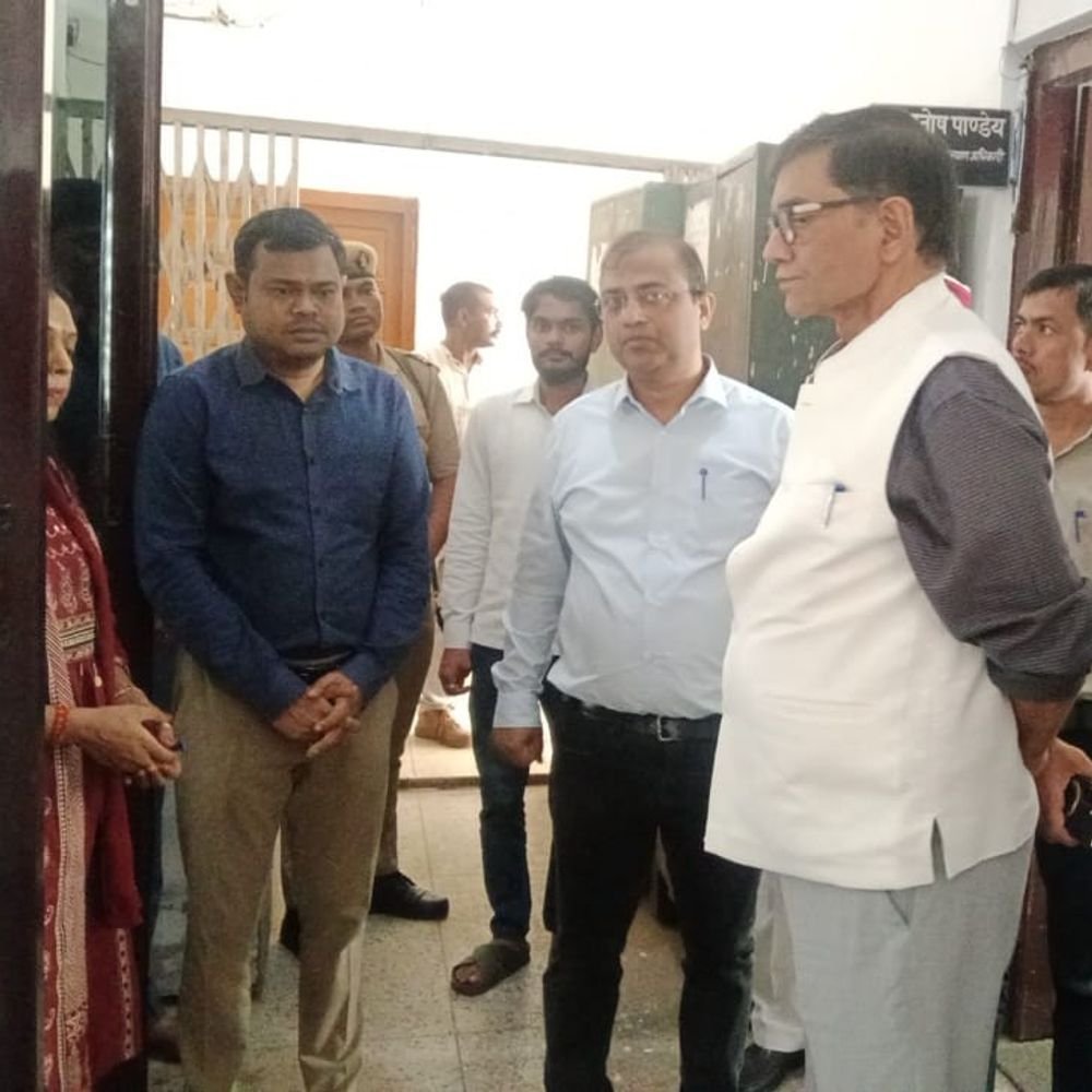 विकास भवन के निरीक्षण में सहकारिता विभाग के अधिकारी अनुपस्थित:डीएम ने मांगा स्पष्टीकरण, चुनाव के लिए पीआरडी जवानों की व्यवस्था के दिए निर्देश