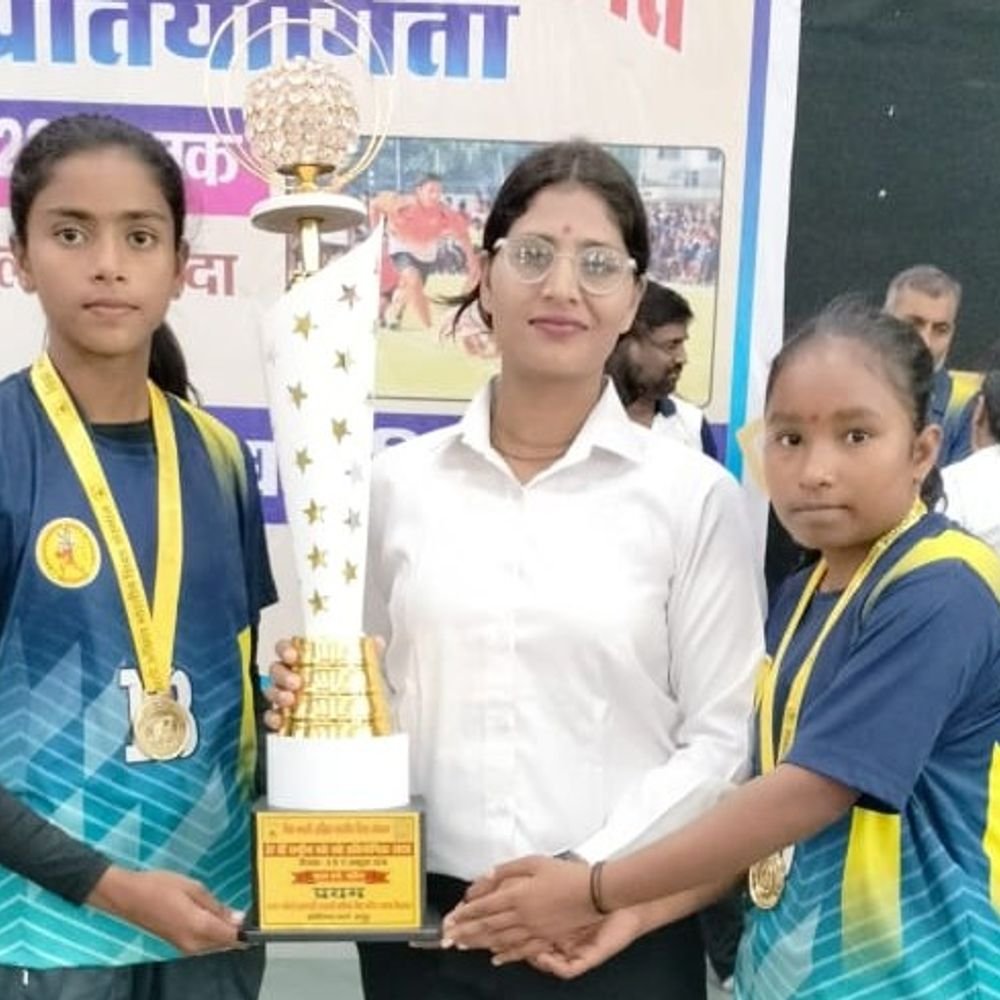 बलिया की 2 छात्राएं राष्ट्रीय स्तर पर चयनित:राधा और सुषमा खो-खो के एसजीएफआई प्रतियोगिता में दिखाएंगी प्रतिभा