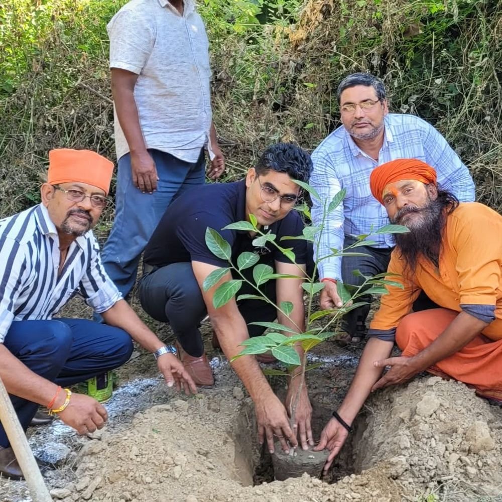बेवरी में पौधरोपण कार्यक्रम:रामजानकी मंदिर परिसर में लगाए फलदार पौधे