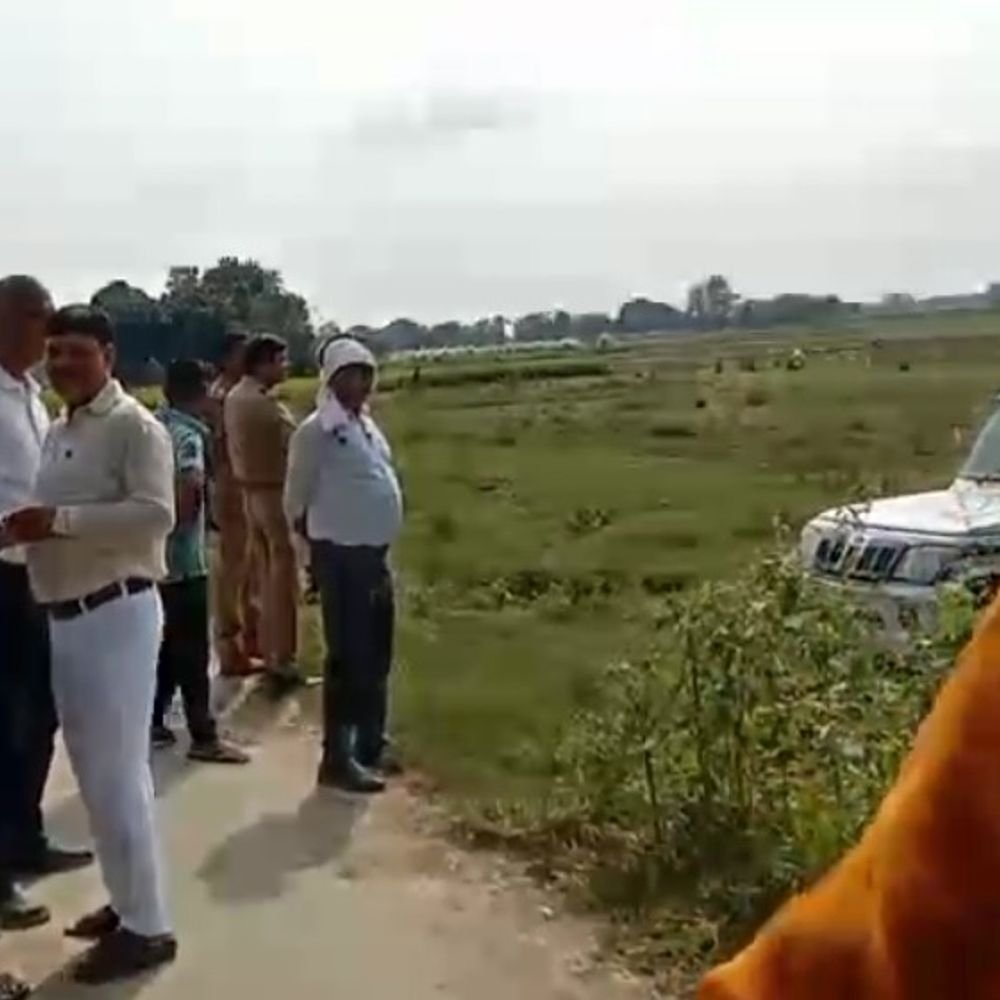 हत्याकांड के आरोपियों से जुड़ी सरकारी जमीन से कब्जा हटाया:देवरिया में 20 डिसमिल में खड़ी धान की फसल जेसीबी से हटाई, ट्रैक्टर चलाकर जमीन कराई कब्जामुक्त