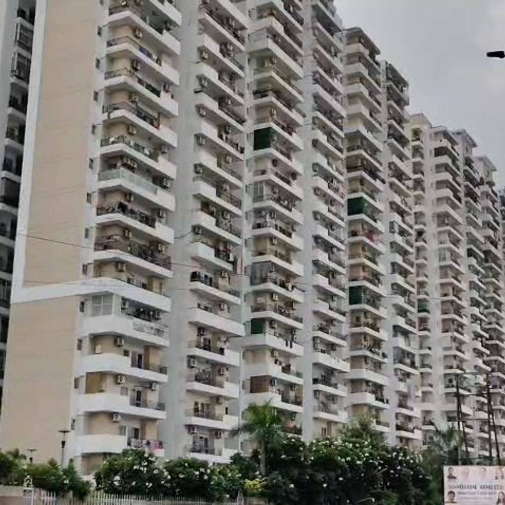 नोएडा में BBA का छात्र 19वीं मंजिल से गिरा, मौत:एक्टर बनना चाहता था, प्रिस्टीन एवेन्यू सोसायटी में रहकर पढ़ रहा था