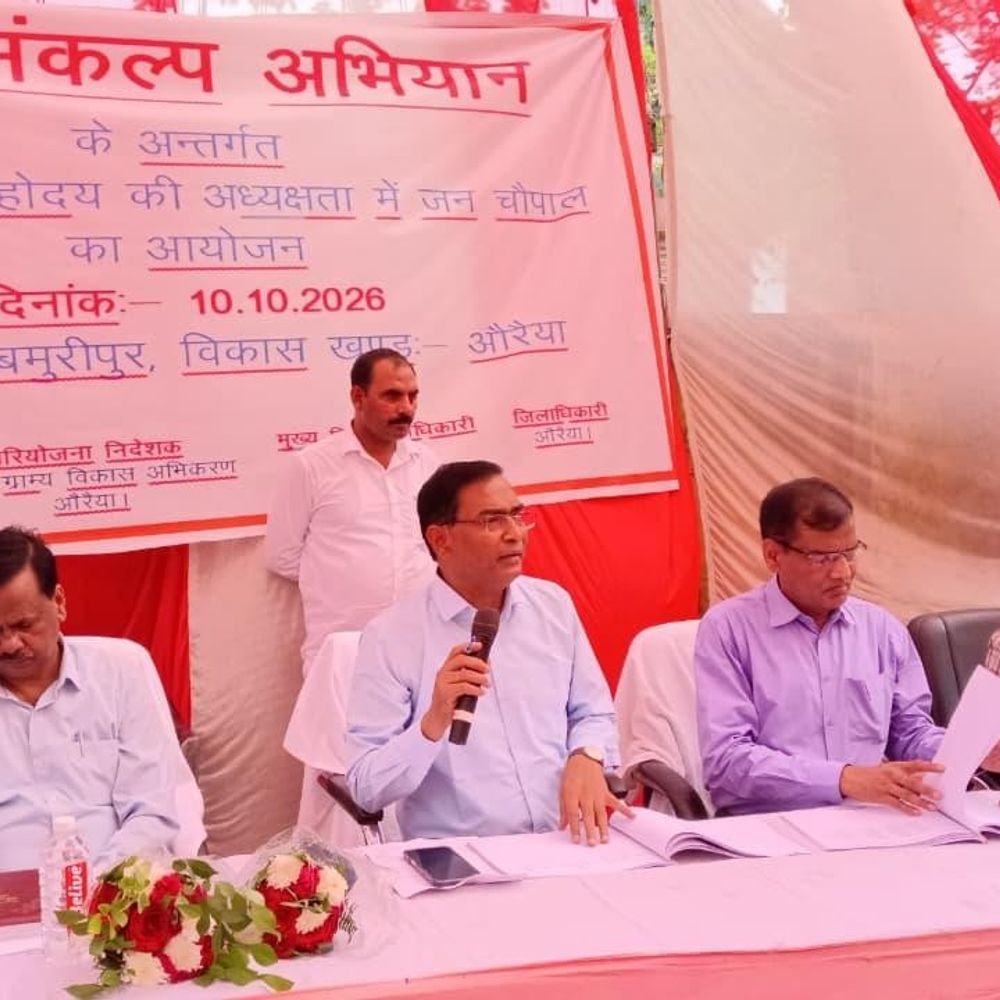 डीएम ने जन चौपाल में सुनीं ग्रामीणों की समस्याएं:अधिकारियों को निस्तारण के निर्देश दिए, योजनाओं का लाभ और सड़कें सुधारने पर जोर