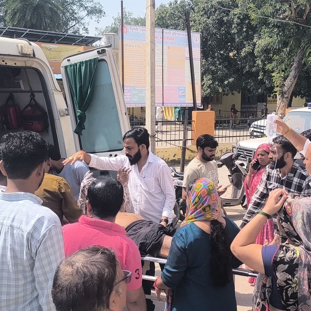 33केवी लाइन की चपेट में आने से दो लोग झुलसे:कृष्णानगर में बिजली केबल बदलते समय हादसा, एक सैफई रेफर