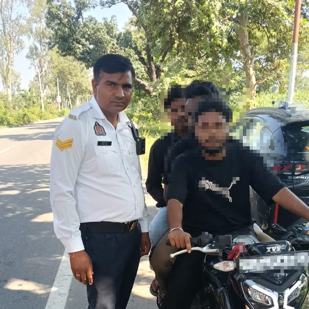 बिजनौर में ट्रैफिक पुलिस का अभियान:बिना हेलमेट मिले 383 बाइक सवार और गलत रूट पर मिले 55 ई-रिक्शा का चालान