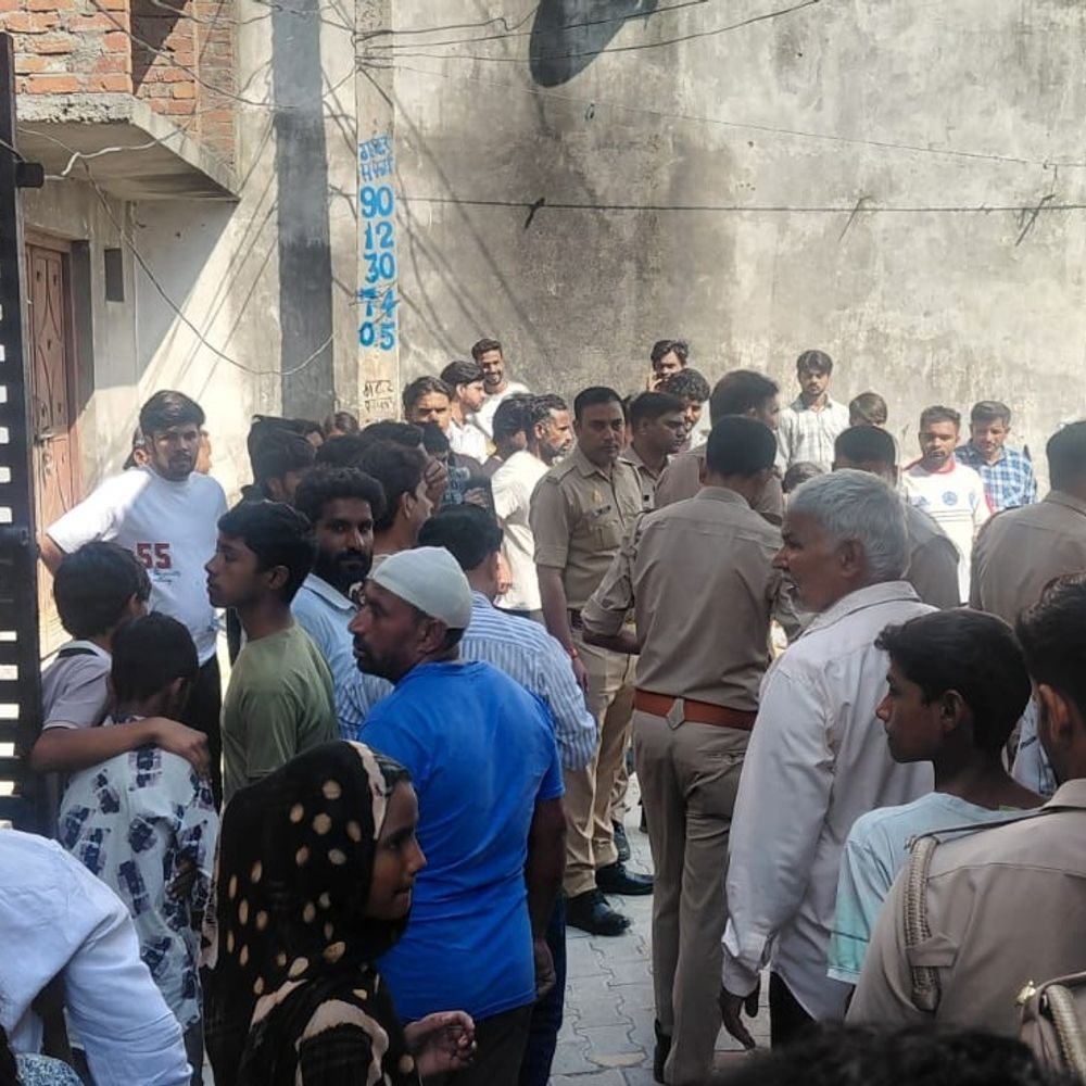 अमरोहा में घरेलू विवाद के बाद महिला ने फांसी लगाई:पति बेहोश, किराए के कमरे में मिला शव, पुलिस ने जांच शुरू की