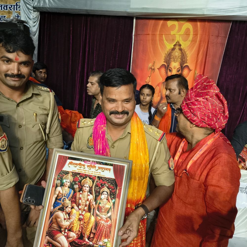 रामविवाह में सहयोग के लिए सम्मान:प्रतापगढ़ में रामलीला कमेटी ने पांच पुलिस अधिकारियों को किया सम्मानित