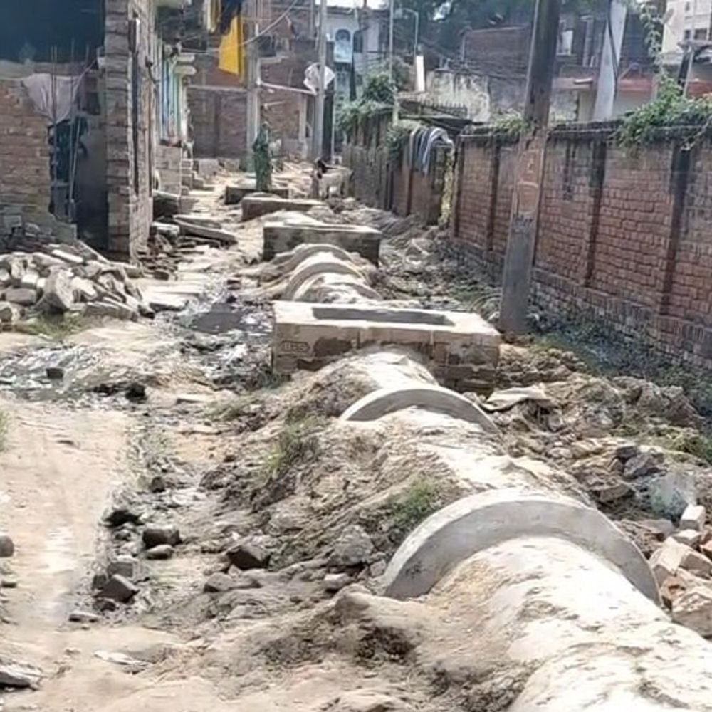 गाजीपुर में नल से निकला कीड़े वाला पानी:एक महीने बाद पानी की सप्लाई शुरू, सीवर के काम से सड़क भी खराब