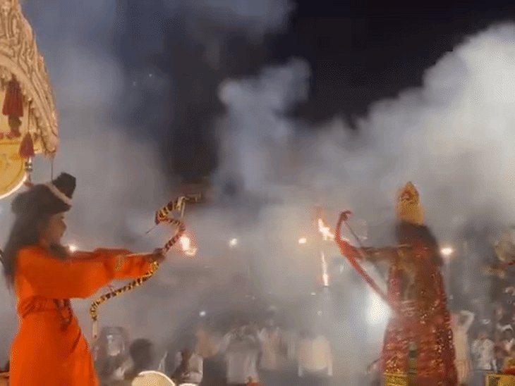 गोरखपुर में धू-धू कर जला रावण का पुतला:164 साल पुरानी परंपरा का साक्षी बने हजारों लोग, देखें VIDEO