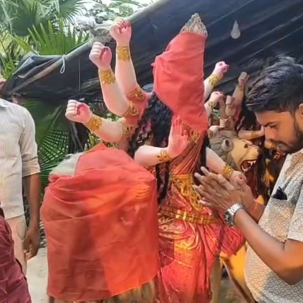 महोबा में दुर्गा प्रतिमाओं की धूम:184 पंडालों में सुरक्षा के इंतजाम, बंगाल-बिहार के कारीगरों ने तैयार कीं प्रतिमाएं