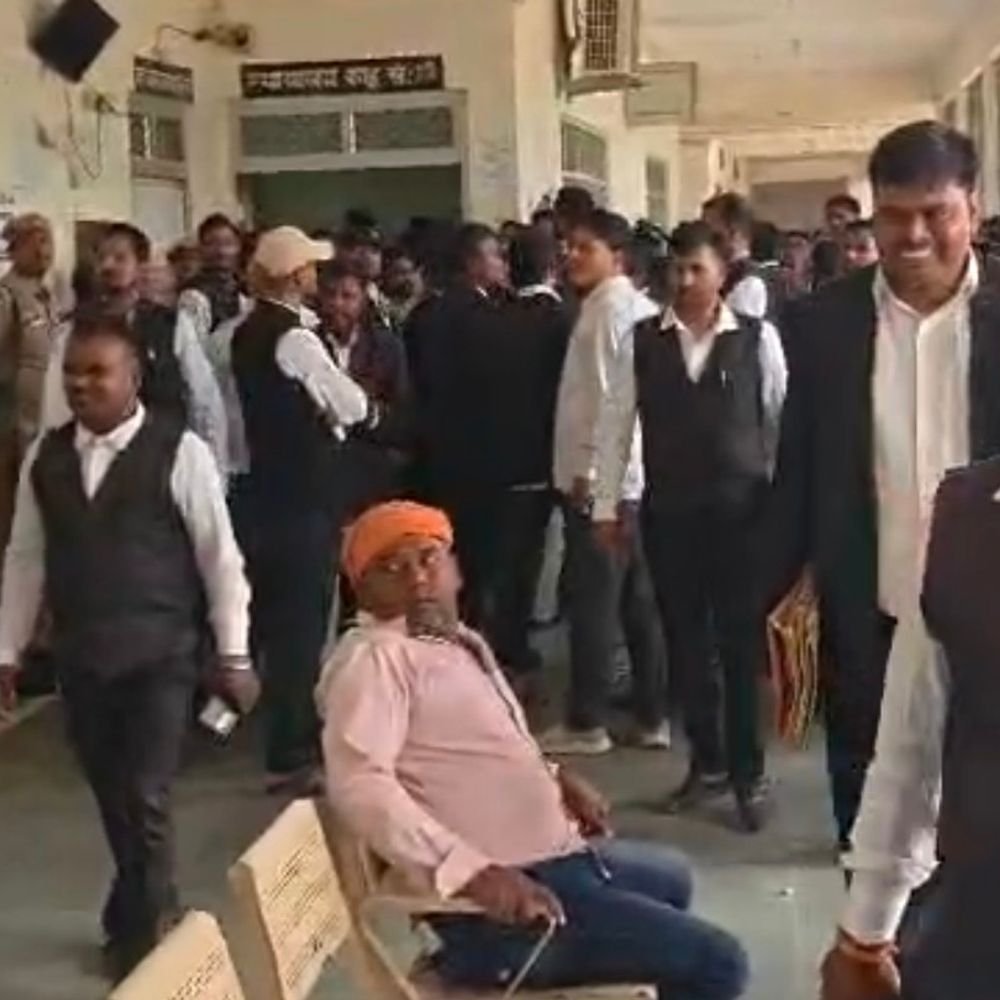 कौशाम्बी में वकील न्यायिक कार्य से विरत:अधिकारियों पर समय से कोर्ट न बैठने और दुर्व्यवहार का आरोप