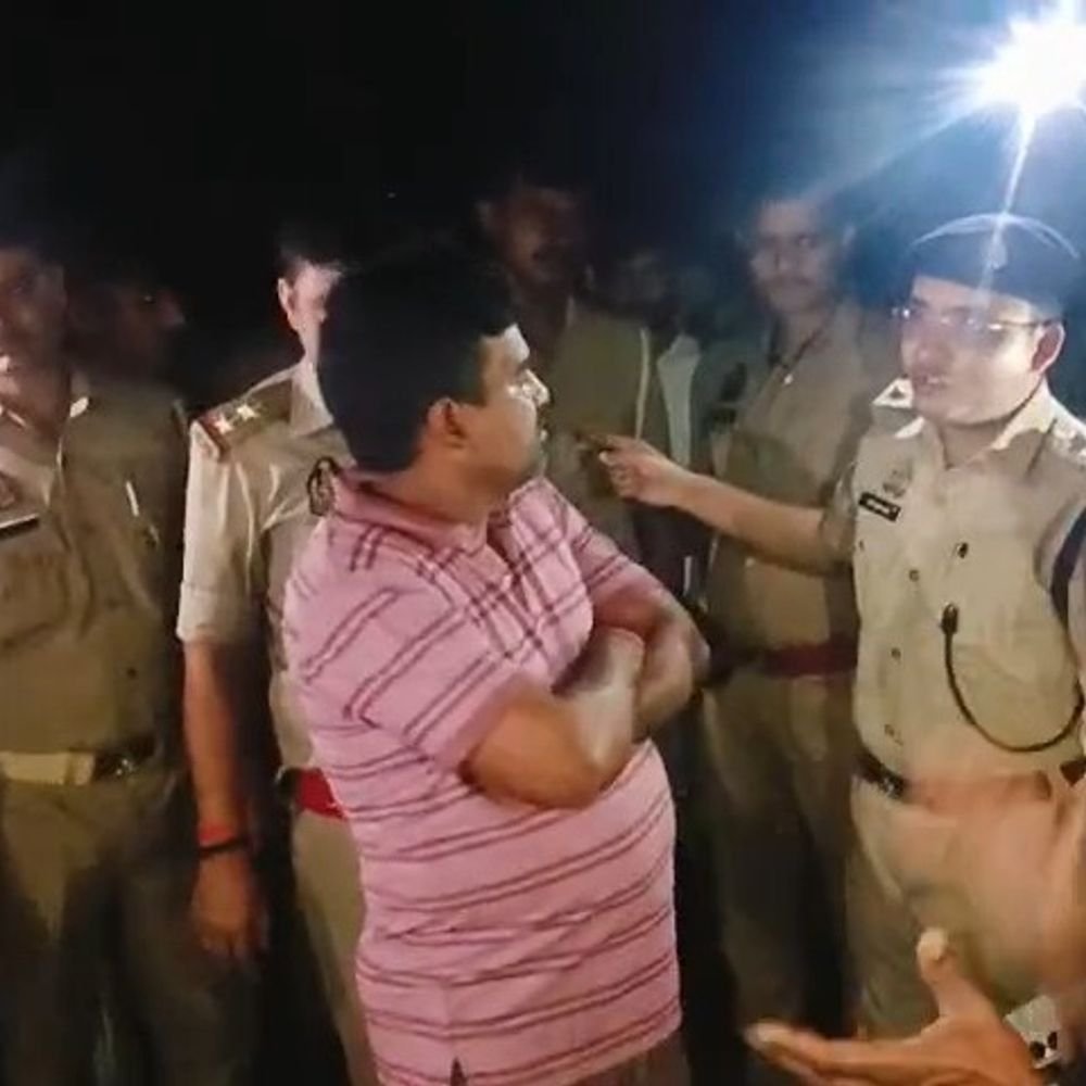चंदौली में बाइक-ट्रैक्टर की टक्कर, दो युवकों की मौत:एक घायल, नाराज लोगों ने शव रखकर किया प्रदर्शन, पुलिस समझाने में जुटी