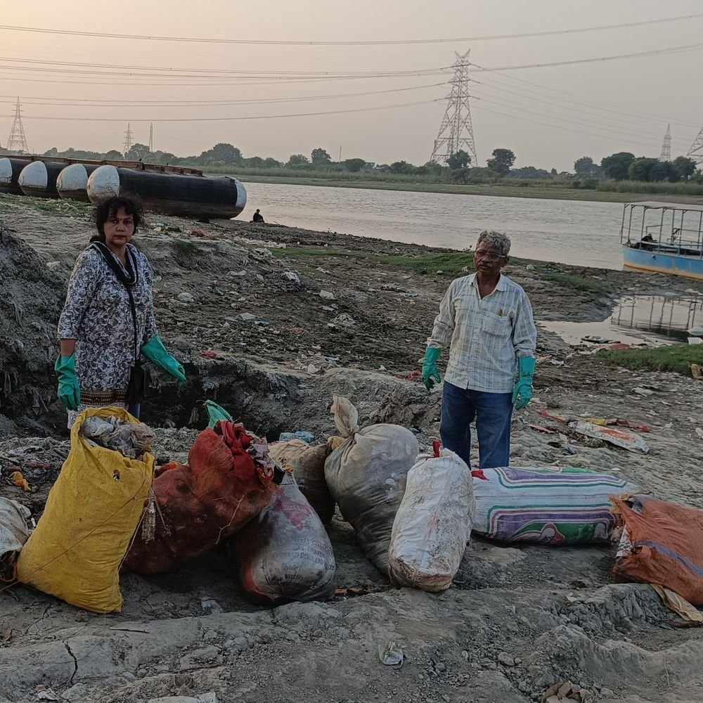 यमुना घाट पर सफाई अभियान:प्लास्टिक और मालाएं एकत्र कर नदी को प्रदूषण से बचाने की अपील