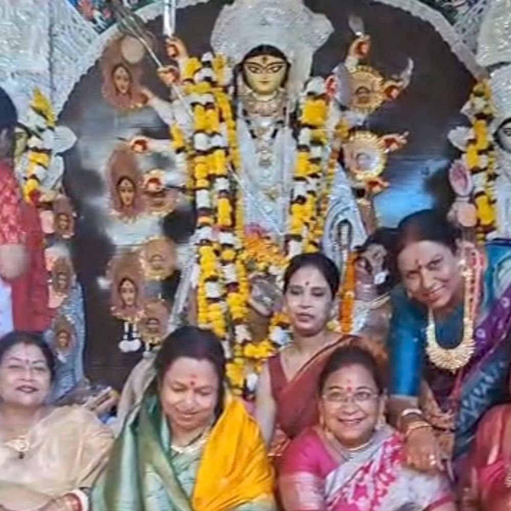 दुर्गाबाड़ी में महाअष्टमी पर संधि-पूजा में की मां की आराधना:220वें दुर्गा पूजा महोत्सव में सुबह से पहुंचे भक्त, 108 दीप जलाकर की पूजा-अर्चना