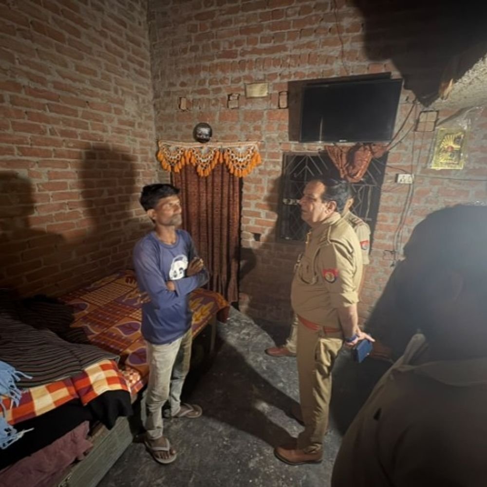 14 साल की लड़की का शव फंदे से लटका मिला:पिता को मछली लेने भेज दिया था,  दरवाजा अंदर से बंद होने पर बुलाई पुलिस