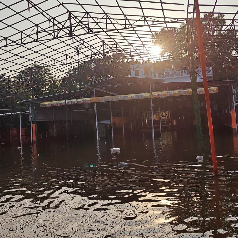 लखनऊ में गोमती का पानी बाबा श्याम मंदिर में घुसा:श्रद्धालुओं की एंट्री बंद, गेट पर कराए जा रहे बाबा के दर्शन