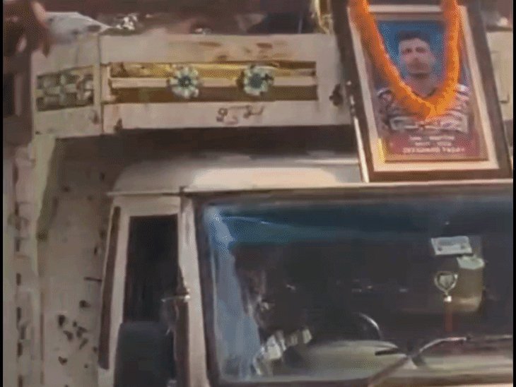 CRPF जवान देवानंद यादव का शव देवरिया पहुंचा:सुकमा में ड्यूटी के दौरान गोली लगने से शहीद हुए थे; सरयू घाट पर हुआ अंतिम संस्कार