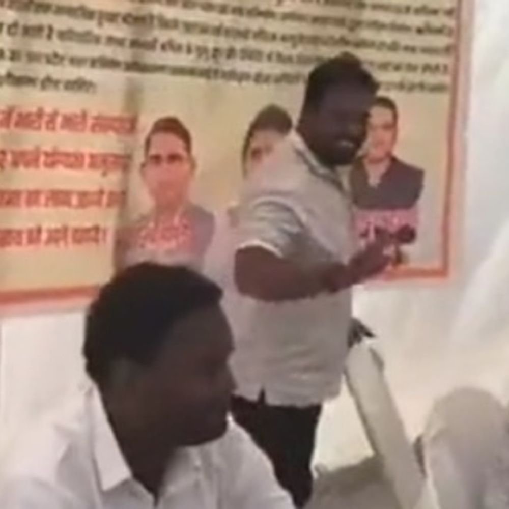 देवरिया में पेंशन योजनाओं शिविर:4 लाभार्थियों को स्वीकृति प्रमाण पत्र, दिव्यांग को मिली कान की मशीन