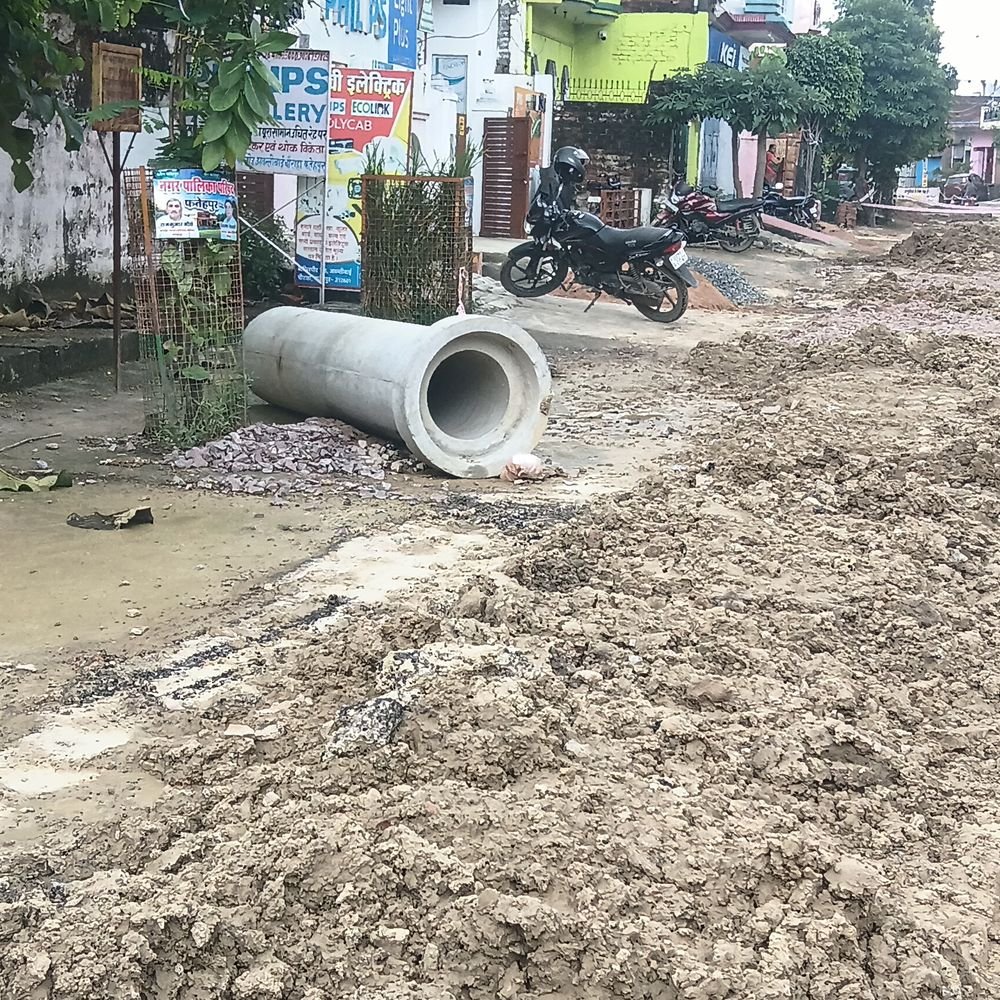 फतेहपुर में सीवर लाइन से सड़कें खराब, यातायात ठप:परियोजना से शहर में गड्ढे और जाम